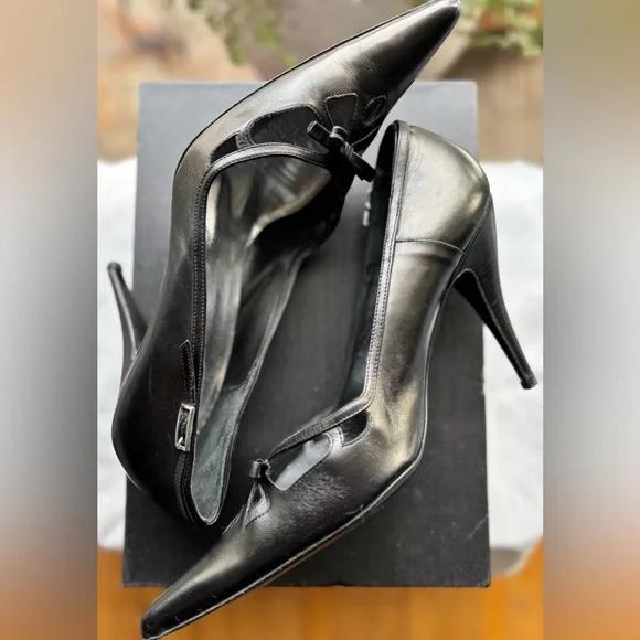 Vintage Dolce & Gabbana (D&G) Pointed Toe Heels
EU 40 | US 10
Made in Italy - Picture 7 of 9